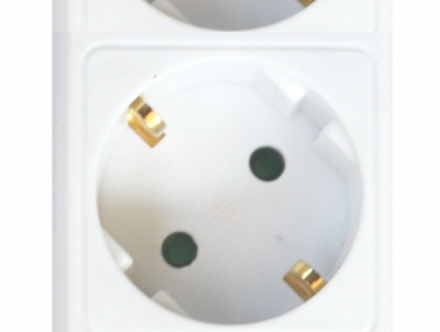 Acessar a peça Fita eléctrica de 1,5 m com 4 tomadas e interrutor branco